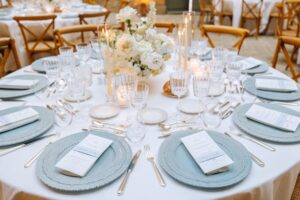 table blanc et bleu, détail de table, décoration de table, détail verre et vaisselles