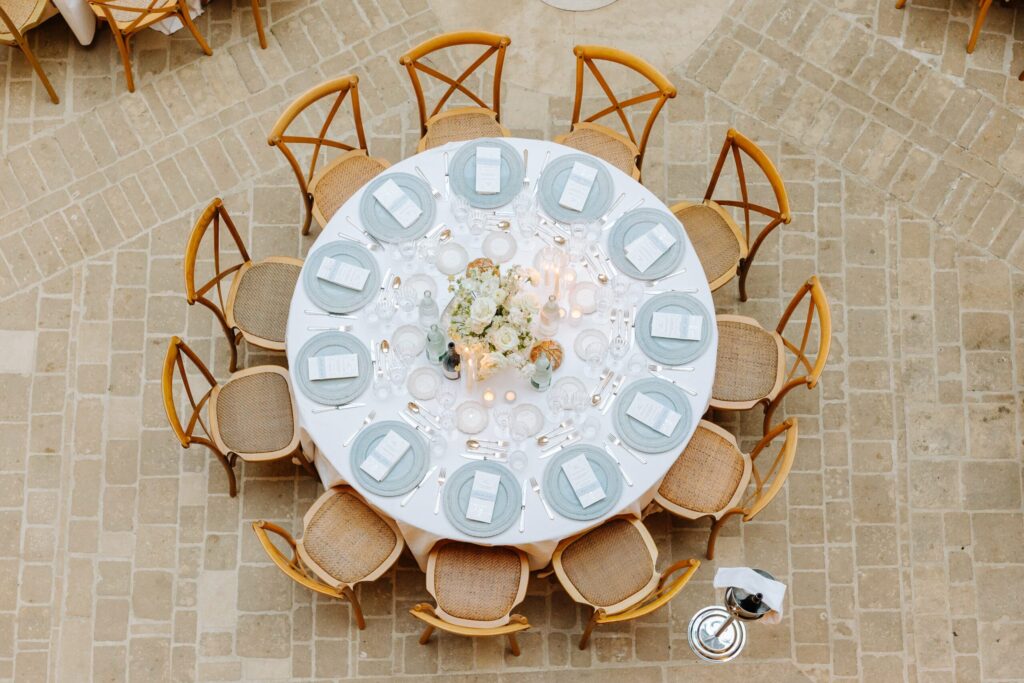 table blanc et bleu, détail de table, décoration de table