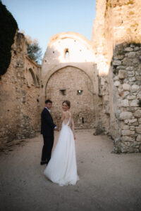 Mariés dans les pierres, mariage, photo de couple, mariée, marié, Costume noir, smoking, groom, bride
