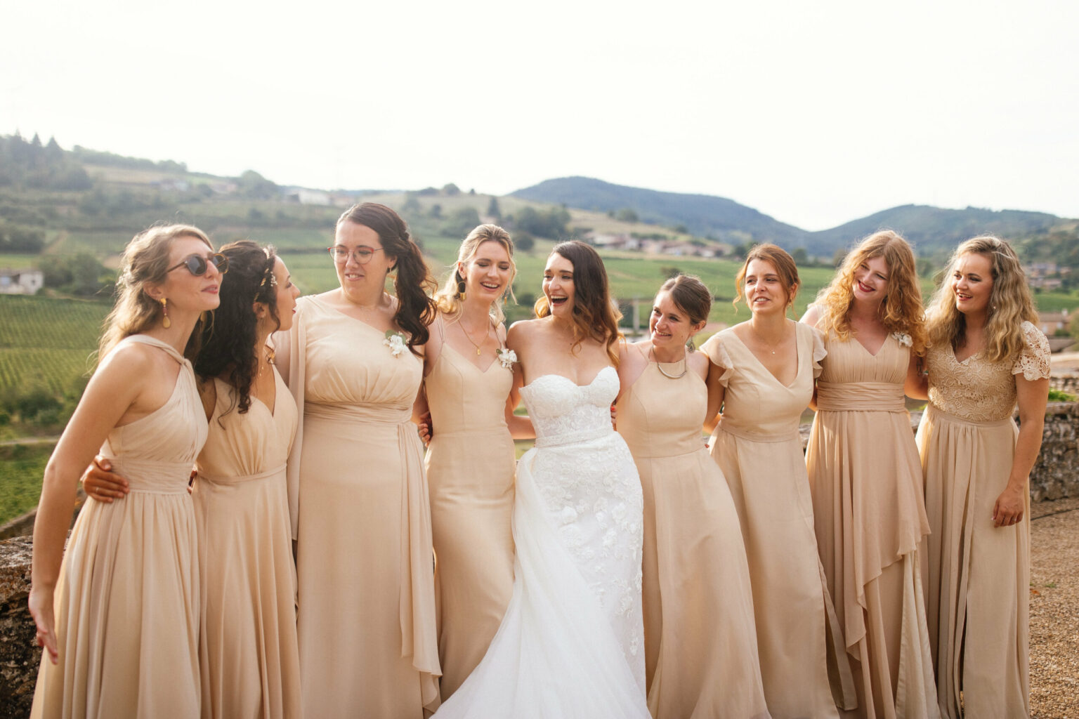 equipe de la mariée, témoins, demoiselle d'honneur, mariée et ces témoins, témoins en nude, nude