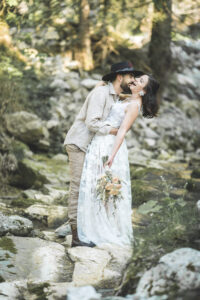 photo de couple, mariée, bride, groom, marié, western wedding, mariage cowboy, chapeau de mariage, mariage sur l'eau, mariage eco-responsable