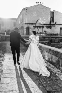 Mariage mixte, mariée, marié, costume noir, robe de mariée, robe blanche