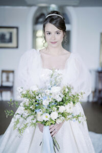 chignon, bouquet, fleur, bleu, robe, blanc, serres têtes