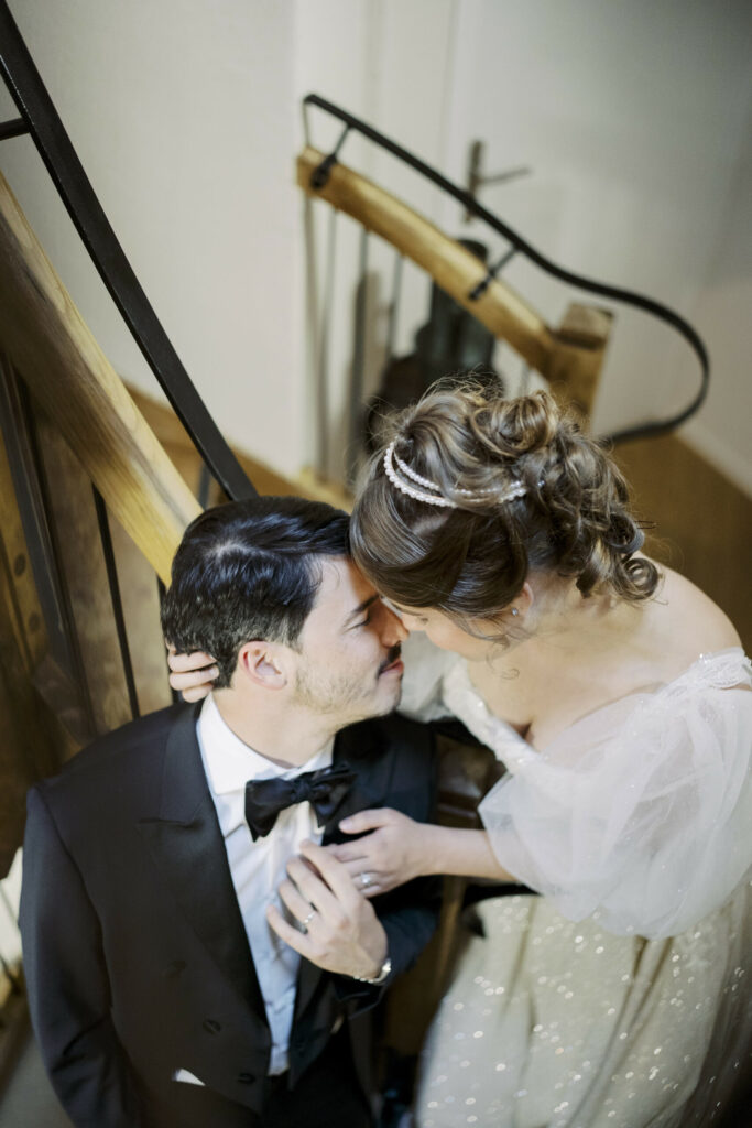 escalier, robe, serres tête, bisous, romantique