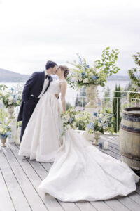 mariage , bisous, lac , fleur, bleu , bouquet, robe, Croix des Champs