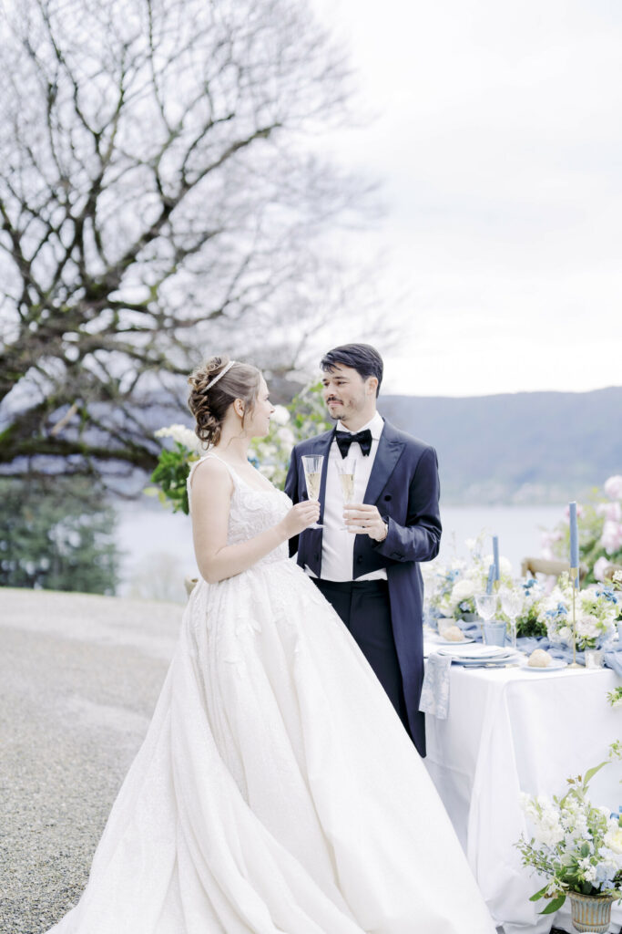trinquer, lac , table, robe, extérieur, repas, costume, cocktail, fleur