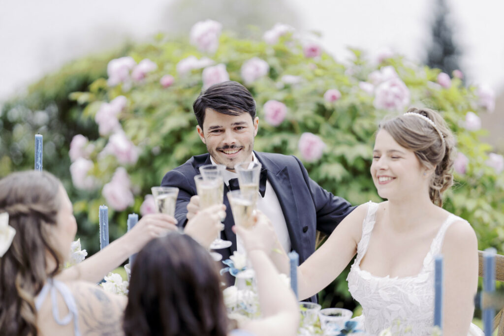 cocktail, robe, verre, fleur, lac, table , repas , bleu, chignon,