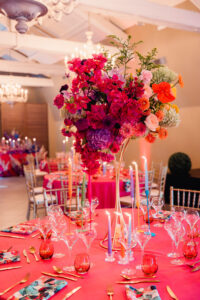 mariage coloré, décoration de mariage, rose, rouge, élégant, violet