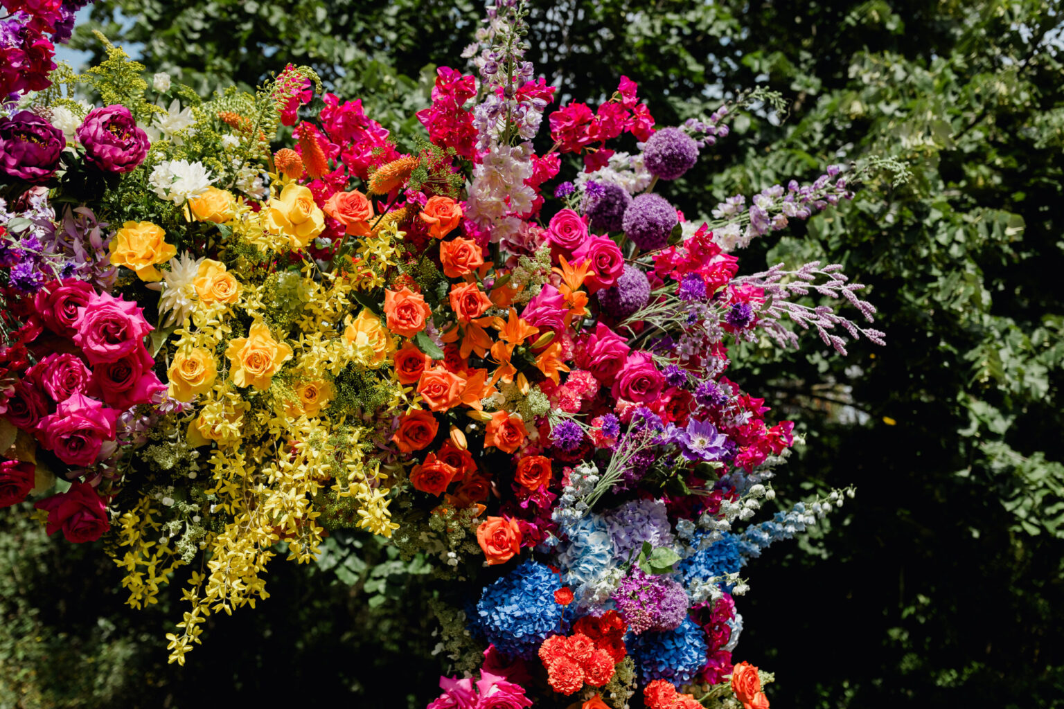 Arche de cérémonie, mariage coloré, Mariage jaune, rose, orange, bleu, mariage coloré arche de cérémonie coloré