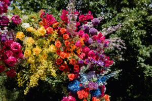 Arche de cérémonie, mariage coloré, Mariage jaune, rose, orange, bleu, mariage coloré arche de cérémonie coloré