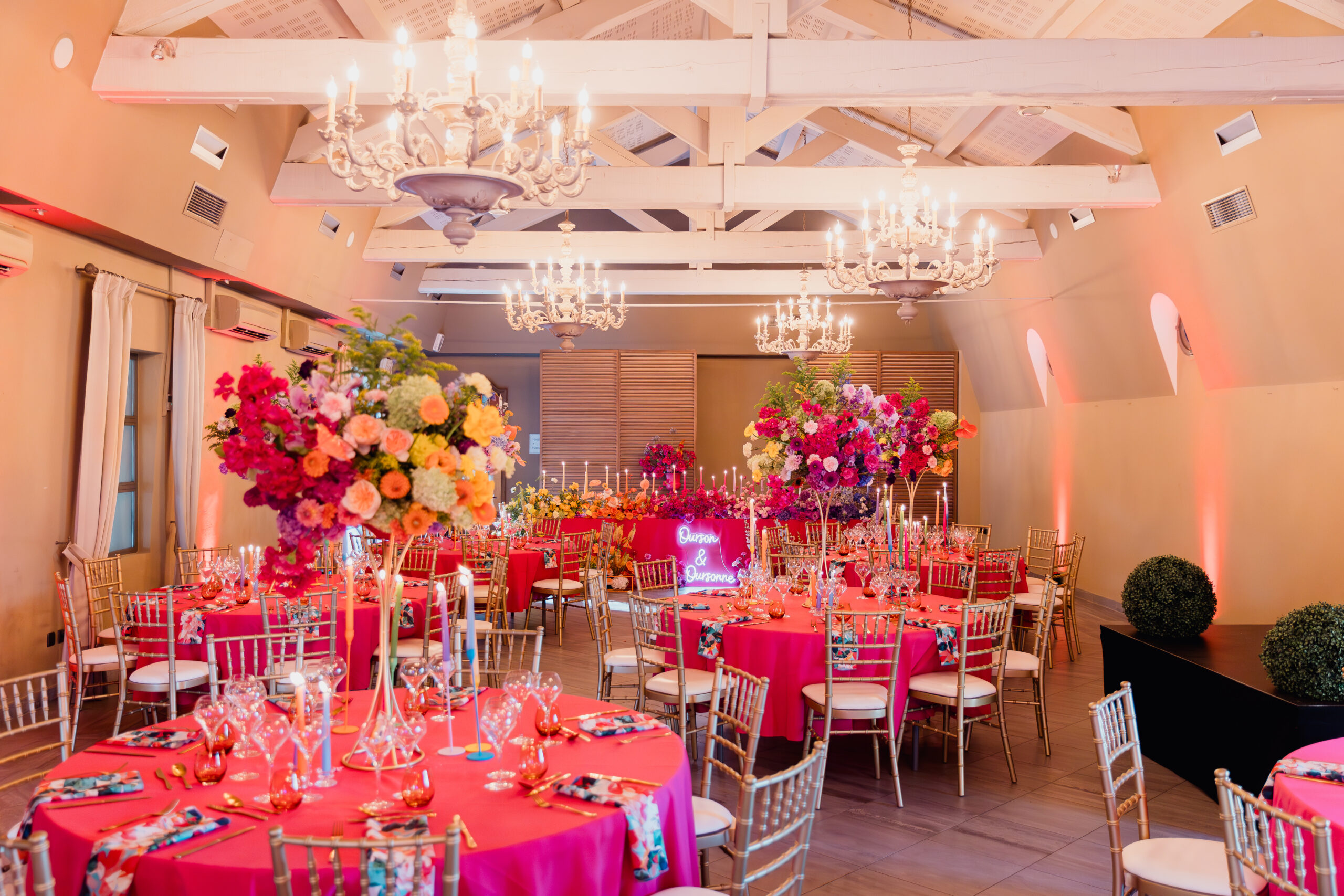 mariage coloré, décoration de mariage, rose, rouge, élégant, violet