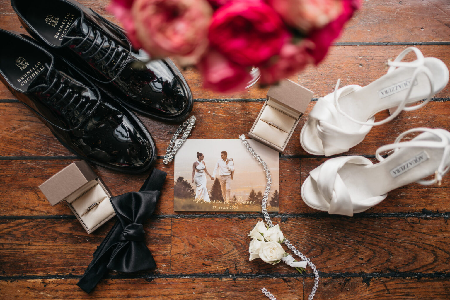 Flat Lay, chaussures mariage, alliances, bijoux, bouquet