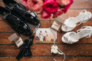 Flat Lay, chaussures mariage, alliances, bijoux, bouquet