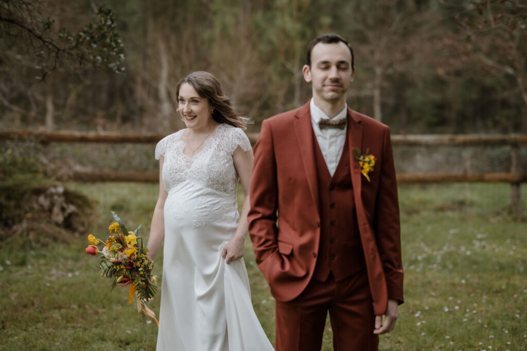 mariage intimiste first look decouverte costume terracotta femme enceinte elopment