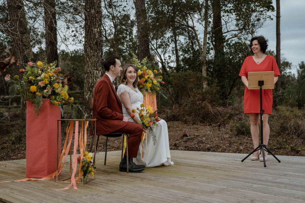 ceremonie laique officiante de ceremonie couple assis