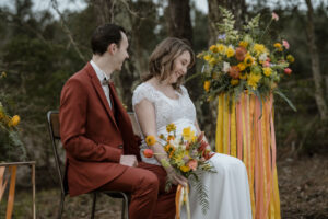 ceremonie laique couple mariée marié bride groom costume terracotta