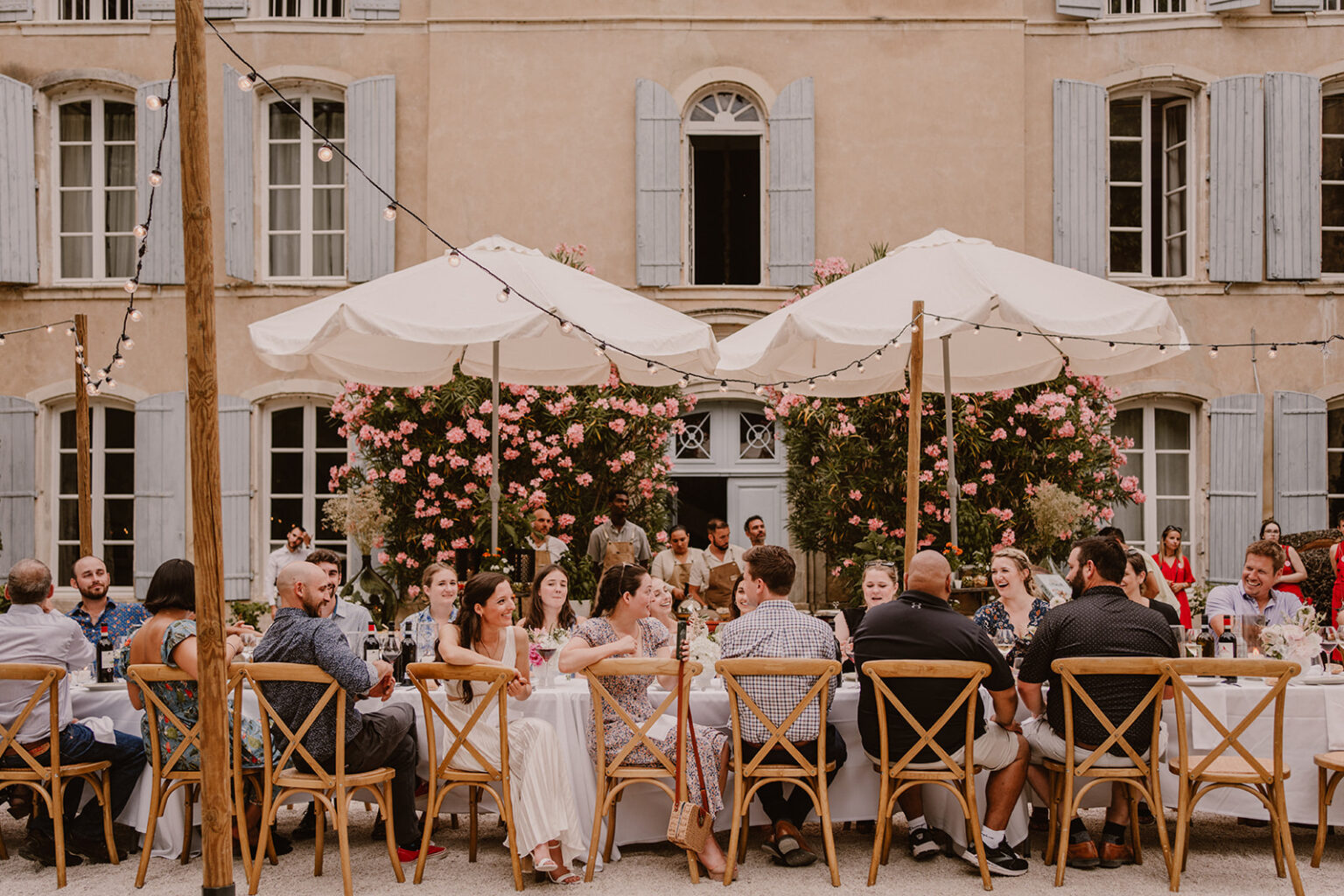 image de mariage intime, personnes qui profite d’un repas