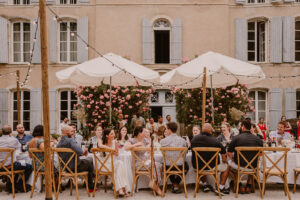 image de mariage intime, personnes qui profite d’un repas