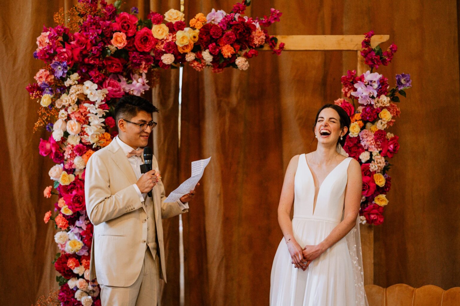 rire de la marie, ceremonie laique, fleurs colores, arche de ceremonie