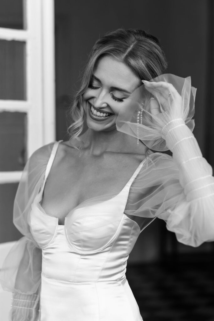 mariée, robe de mariée, manches robe de mariée, perles, sourire