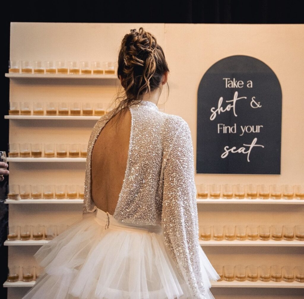 Plan de table shooter, Take a shot and find your seat, robe dos nu