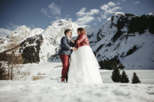 mariage, montagnes, mariées, femmes, robe blanche, costume, soleil, neige, sapins, séance couple