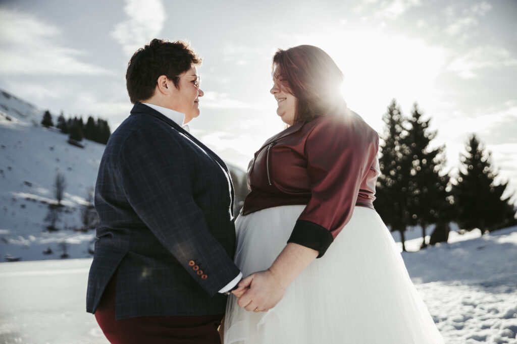 alpes, mariage, montagnes, mariées, femmes, robe blanche, costume, soleil, neige, sapins, séance couple