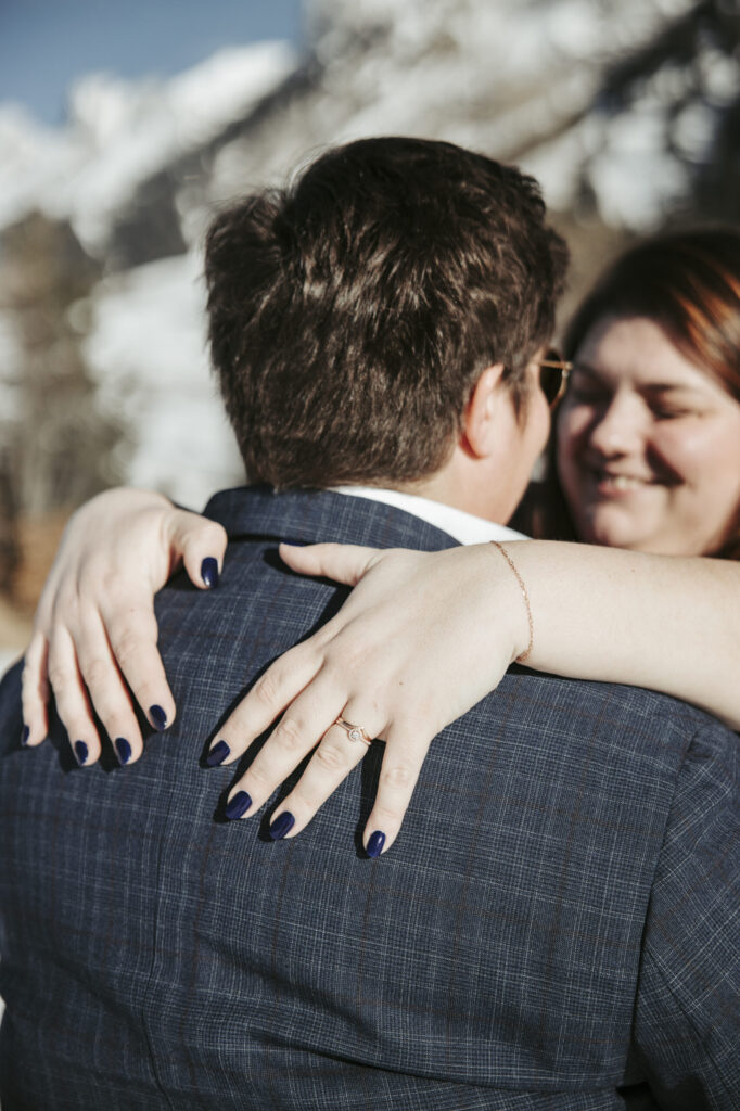 alpes, mariage, montagnes, mariées, femmes, robe blanche, costume, soleil, neige, sapins, séance couple