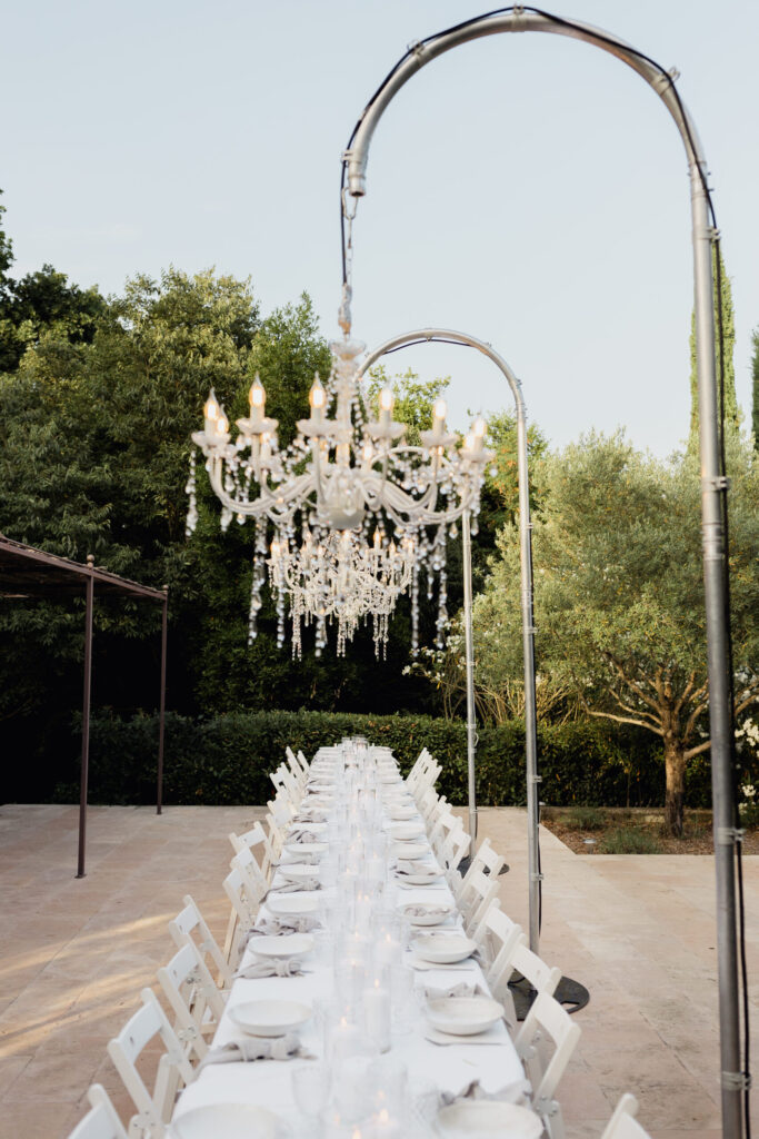 welcome dinner, soirée blanche, lustre mariage, chaise blanche