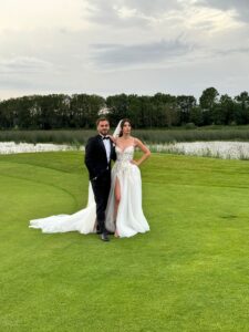 mariage dans un gold, mariage T&S, joie, robe, costume, lac, paysage