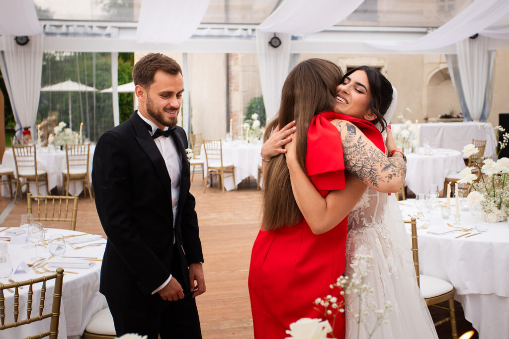 wedding planner, robe rouge, red dress , calin des mariés