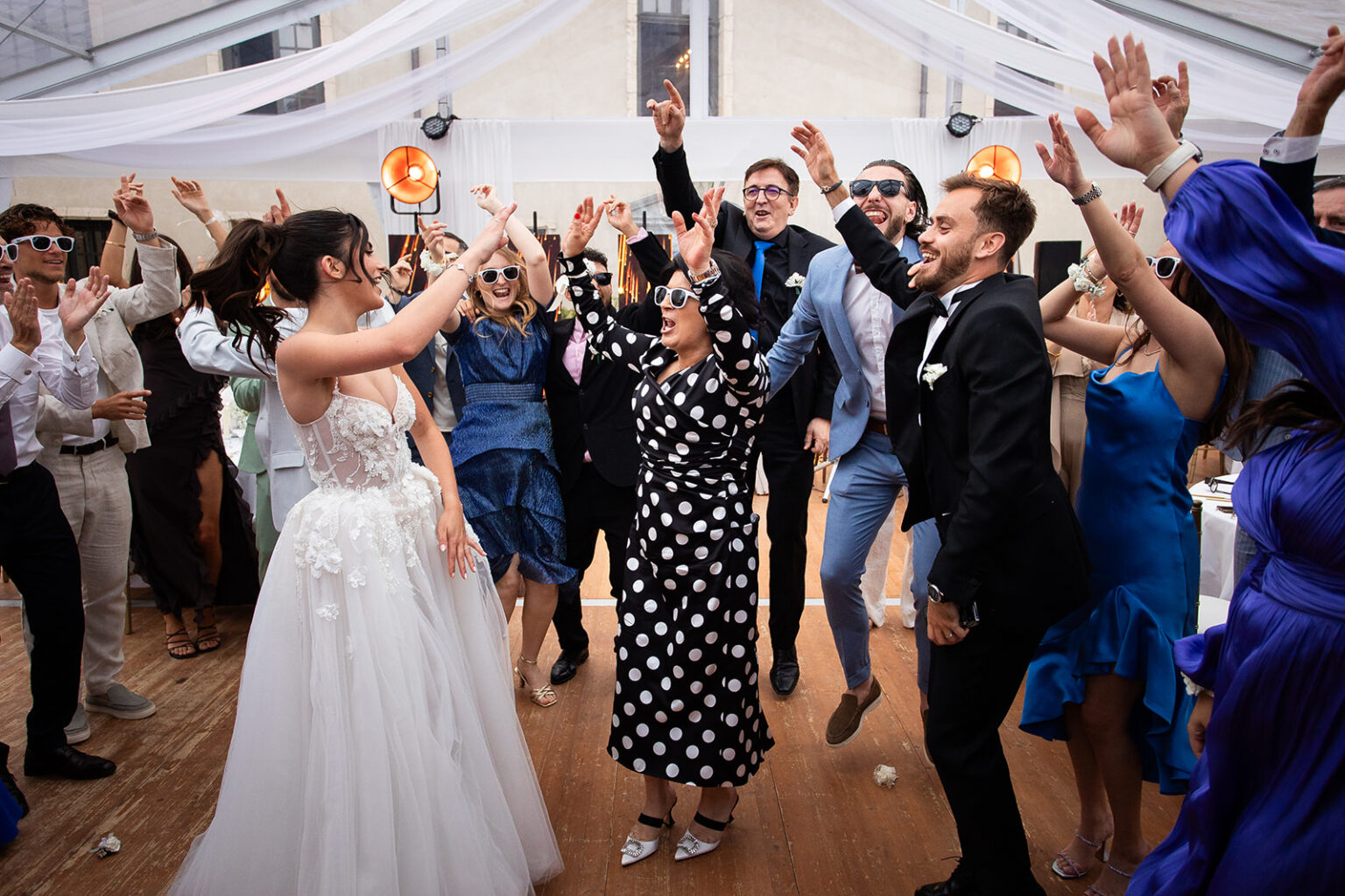 entrée des mariés, entré des mariés, entrée festive, lunette de soleil