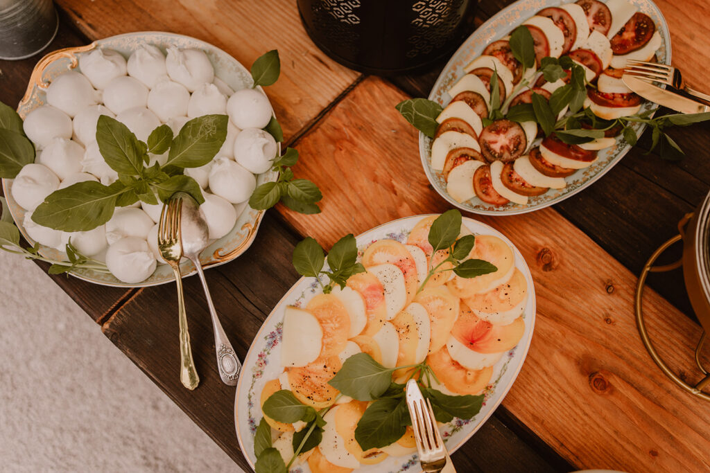 welcom diner , tomates mozzarella , burrata , plat en argent , tables , basilique, mariage sur trois jour en Provence 