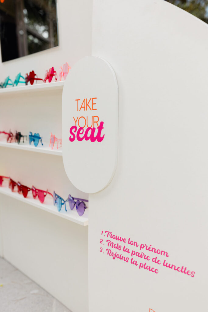 Plan de table, find your seat, plan de table coloré, lunettes, lunette, trouver sa place, cadeau invité