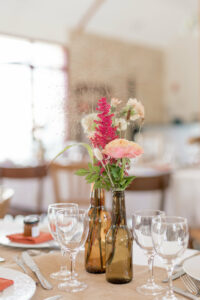 mariage ecoresponsable diy ecologie bouteille verre fleur rose