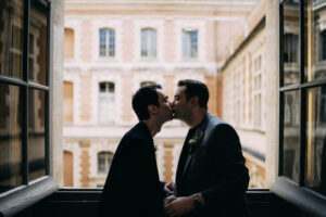mariage toulouse, lgbt, capitole, séance couple, mairie, baiser