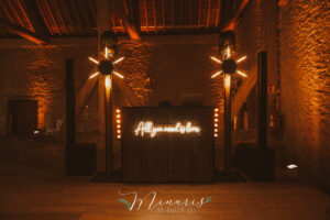 DJ, DJ pour votre mariage, lumière, piste de danse, grange, lieux de mariage, mariage, ambiance, musique