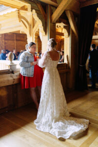 Bride and her planner, wedding planner, robe rouge, mariée, bride cocktail, ferme de gy, complicité