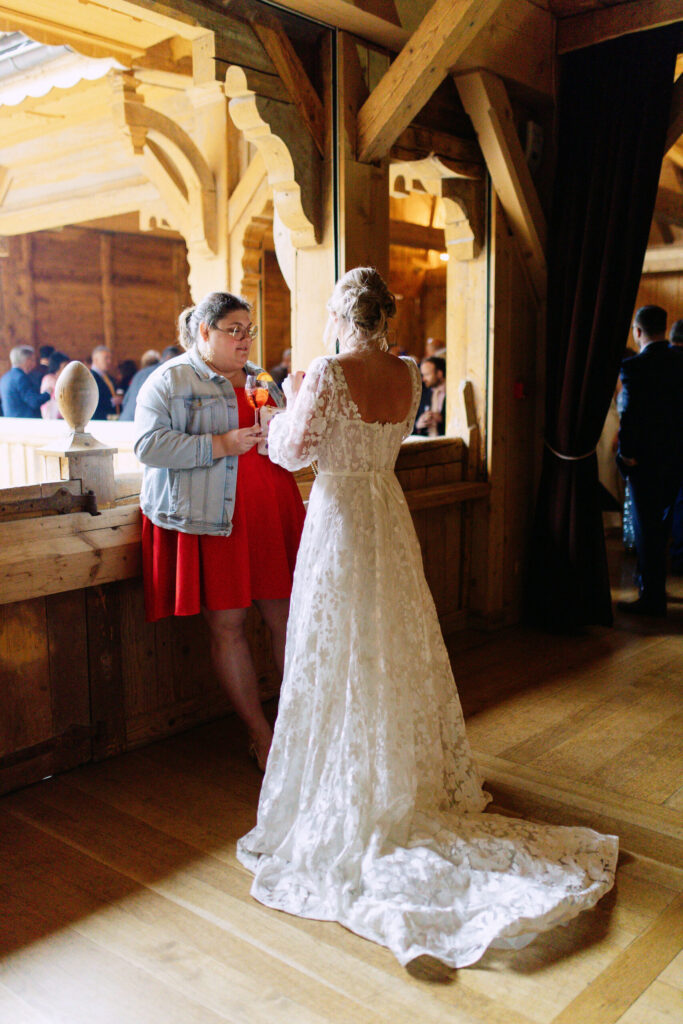 Bride and her planner, wedding planner, robe rouge, mariée, bride cocktail, ferme de gy, complicité