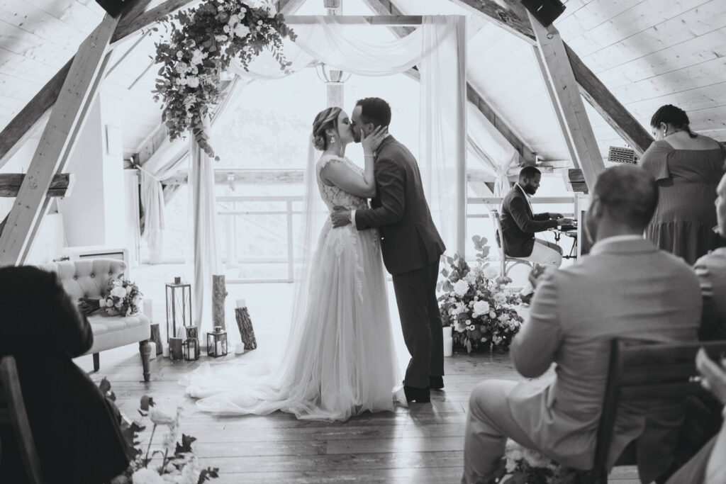 Ceremonie laique, ils ont dit oui, bisous, embrasser, mariée, marié, costume bleu ciel,