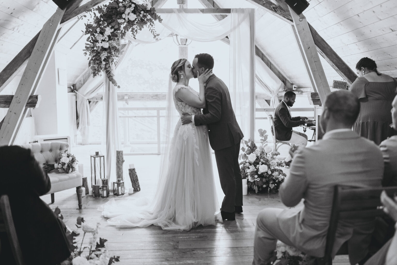 Ceremonie laique, ils ont dit oui, bisous, embrasser, mariée, marié, costume bleu ciel,