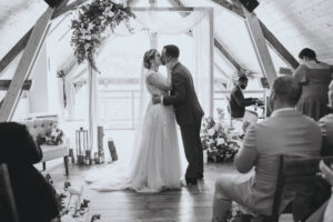 Ceremonie laique, ils ont dit oui, bisous, embrasser, mariée, marié, costume bleu ciel,