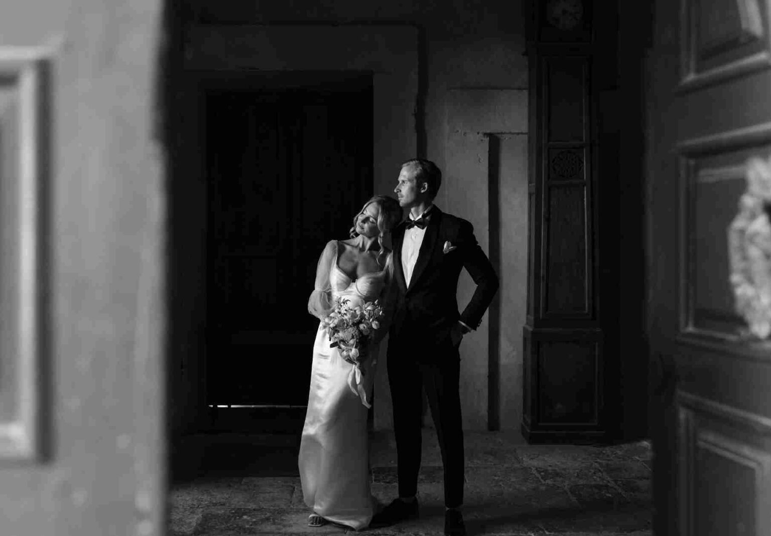 couple de mariés en noir et blanc, l'un contre l'autre