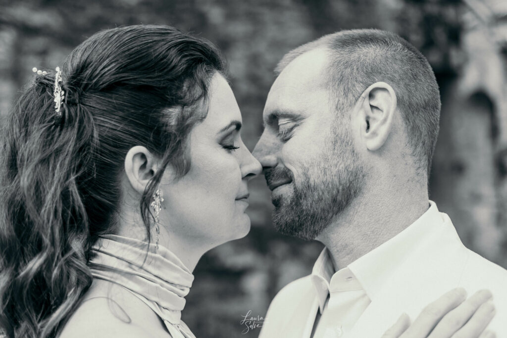 couple, demande en mariage, séance couple, bisou, abbaye