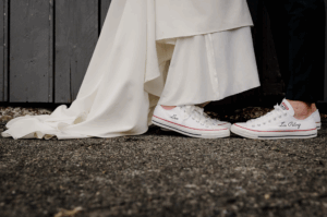 Se marier en basket. Séance couple. Les mariés en baskets. Les baskets sont personnalisées.