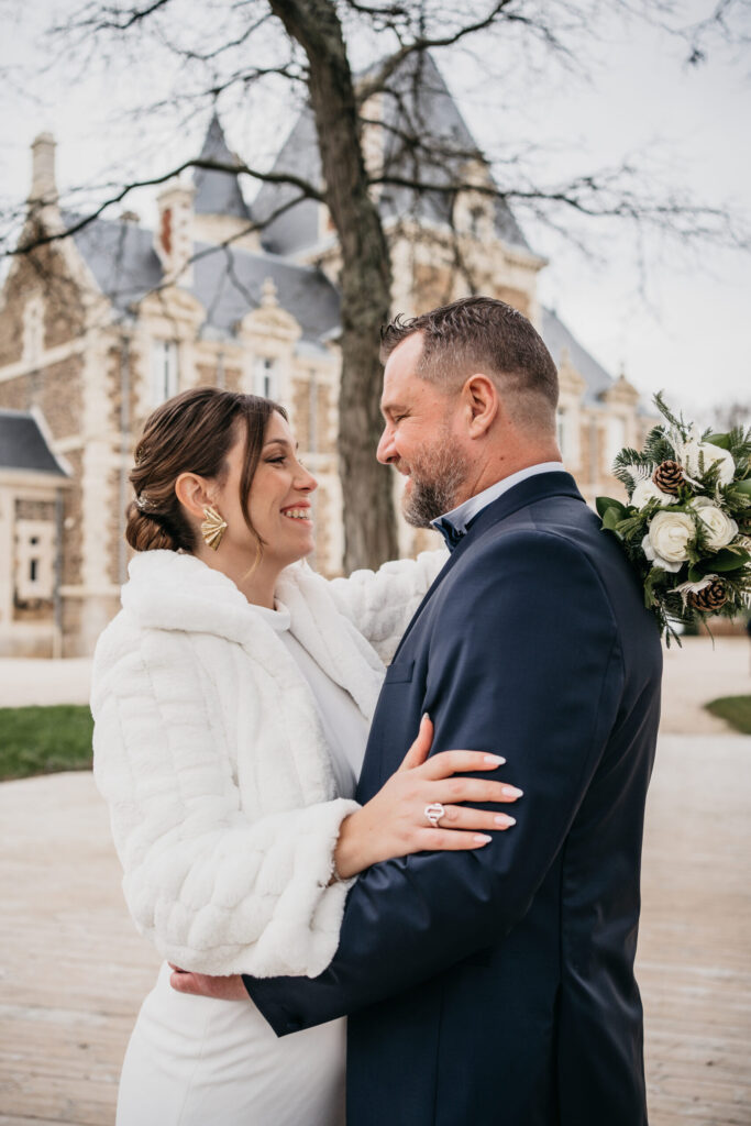 Photo de couple, mariage hiver, mariage noel, amour, couple, costume bleu, couvre épaule, château, questions