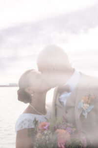 Photo de couple, la rochelle, photo de mariage, voile, photo sous voile, mariés, vue mer, vue océan , costume beige,