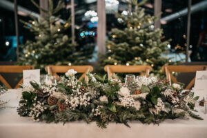 Mariage hivernal, hiver, centre de table, pomme de pain, sapin, noel, guirlande, blanc vert, table d'honneur