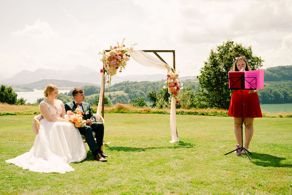 cérémonie, officiante, célébrante, laïque