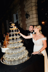 fontaine de champagne, cascade, champagne, mariée, marié, noir et blanc, boissons, coupe de champagne